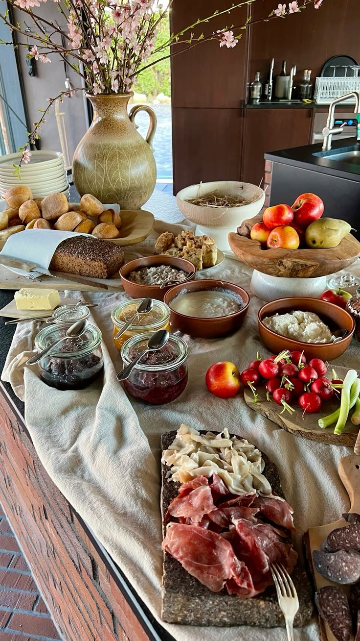 Buffet de desayuno rústico con fruta, panes y yogures